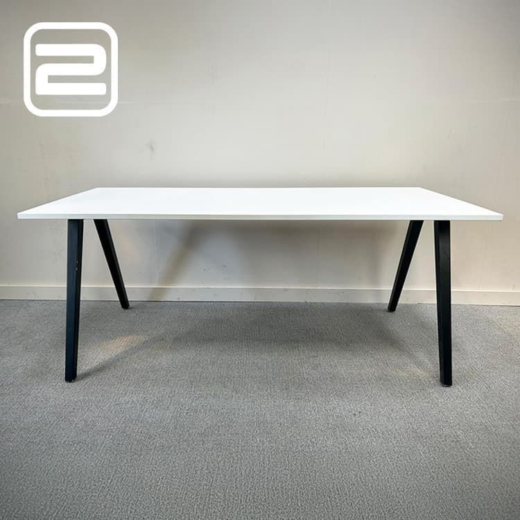 KINNARPS Bureau B180xD80xH75 - Wit Melamine / Zwart Metaal Vierpoot
