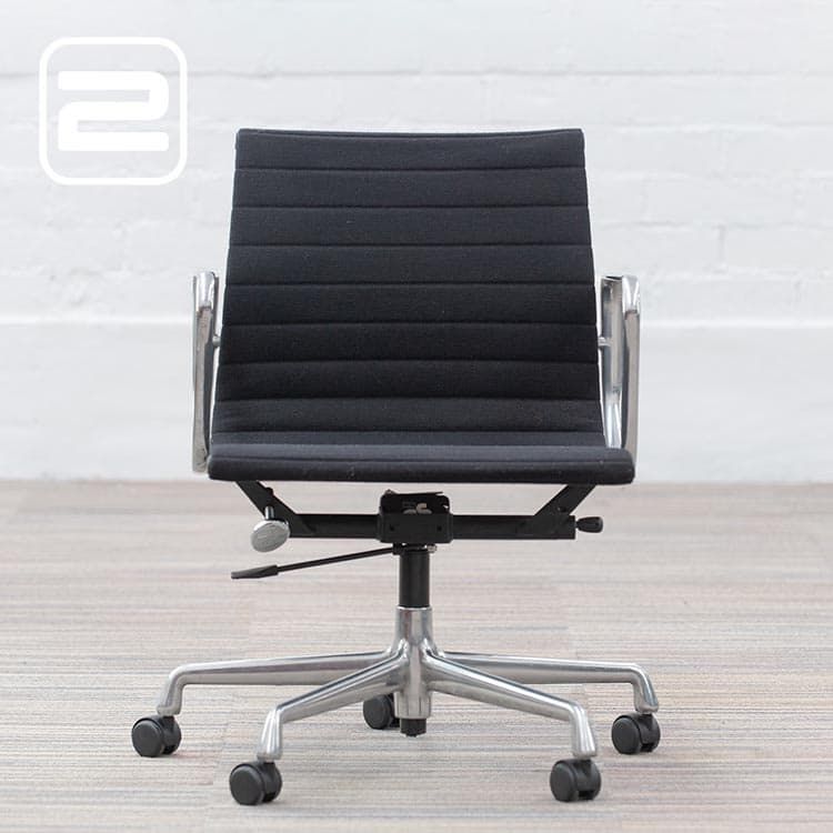 VITRA EA117 Bureaustoel by Charles & Ray Eames - Zwart Hopsack / Aluminium Voetkr mt wielen