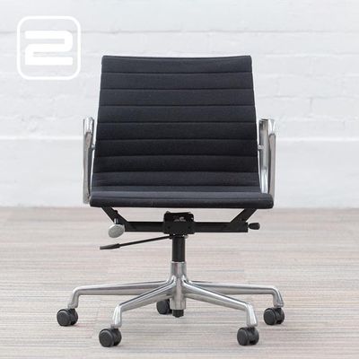 VITRA EA117 Bureaustoel by Charles & Ray Eames - Zwart Hopsack / Aluminium Voetkr mt wielen