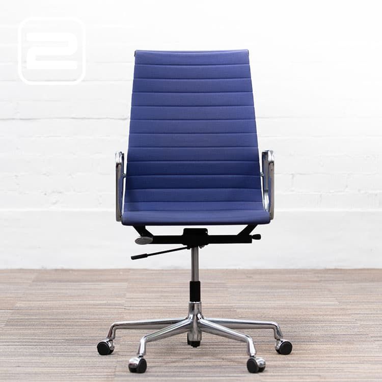 VITRA EA 119 Bureaustoel by Charles & Ray Eames - Blauw / paars Hopsack / Chrome Voetkr met wielen