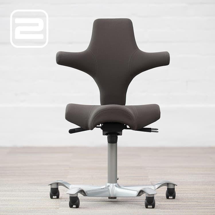 HAG Capisco Ergonomische Bureaustoel - Donkerbruin Stof / Grijs Metalen Voetkr mt wielen
