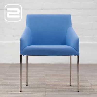 ARPER Saari Ontvangststoel by designer Lievore Altherr Molina - Lichtblauw Stof / Chrome Vierpoot