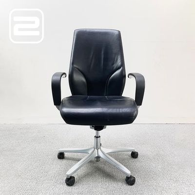 GIROFLEX 64-9278 Directiestoel Designed by Walser Design / Paolo Fancelli - Zwart Leder / Grijs metalen Voetkr met wielen GIROFLEX 64-9278 Directiestoel Designed by Walser Design / Paolo Fancelli - Zwart Leder / Grijs metalen Voetkr met wielen