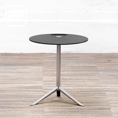 FRITZ HANSEN Little Friend Bijzettafel - Zwart Laminaat / Chrome FRITZ HANSEN Little Friend Bijzettafel - Zwart Laminaat / Chrome