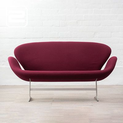 FRITZ HANSEN Swan Sofa Settee Zitbank 2-zit design by Arne Jacobsen B143xD63xH77 - bordeaux stof / grijs metaal FRITZ HANSEN Swan Sofa Settee Zitbank 2-zit design by Arne Jacobsen B143xD63xH77 - bordeaux stof / grijs metaal