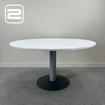KINNARPS Ronde tafel H73 - Wit Melamine / Grijs Metaal Centrale poot KINNARPS Ronde tafel H73 - Wit Melamine / Grijs Metaal Centrale poot