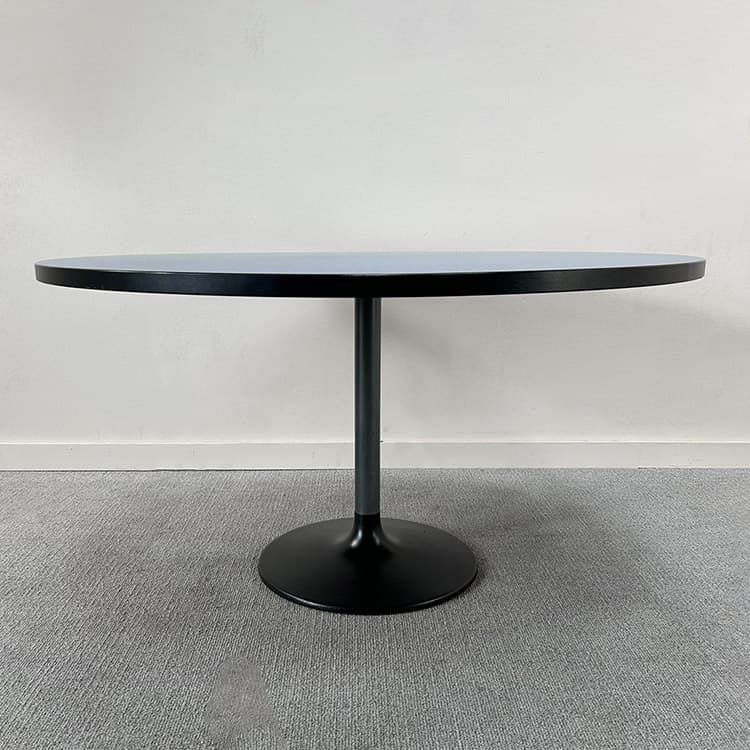 DIETIKER SWITZERLAND Ronde tafel BØ135xDØ135 - Blauw Melamine / Zwart metaal Centrale poot