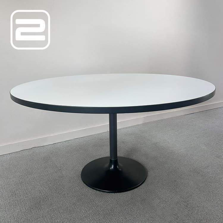 DIETIKER SWITZERLAND Ronde tafel BØ135xDØ135 - Wit Melamine / Zwart metaal Centrale poot