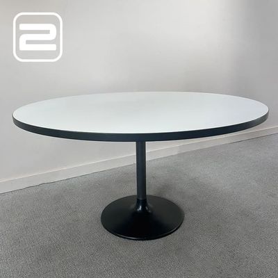 DIETIKER SWITZERLAND Ronde tafel BØ135xDØ135 - Wit Melamine / Zwart metaal Centrale poot