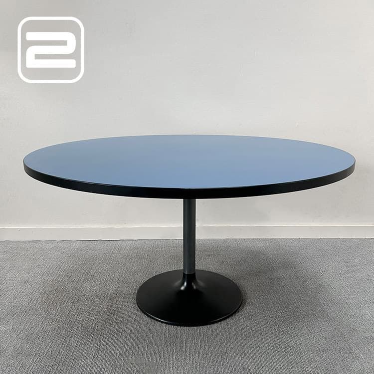 DIETIKER SWITZERLAND Ronde tafel BØ135xDØ135 - Blauw Melamine / Zwart metaal Centrale poot