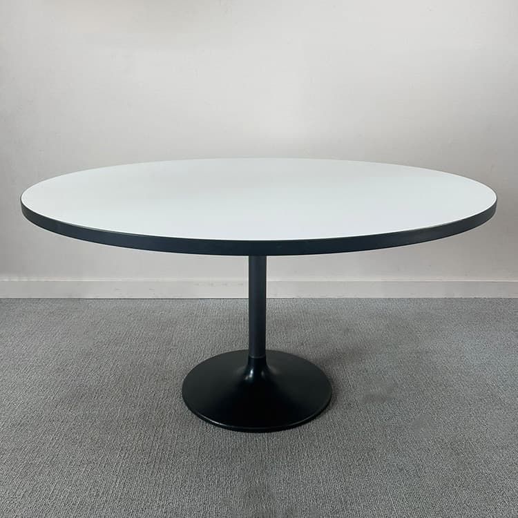 DIETIKER SWITZERLAND Ronde tafel BØ135xDØ135 - Wit Melamine / Zwart metaal Centrale poot