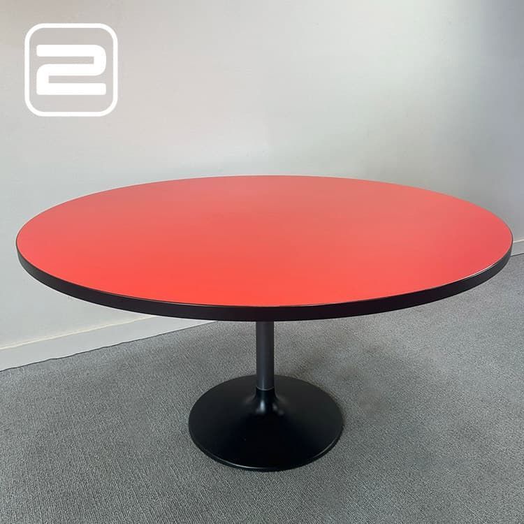DIETIKER SWITZERLAND Ronde tafel BØ135xDØ135 - Rood Melamine / Zwart metaal Centrale poot