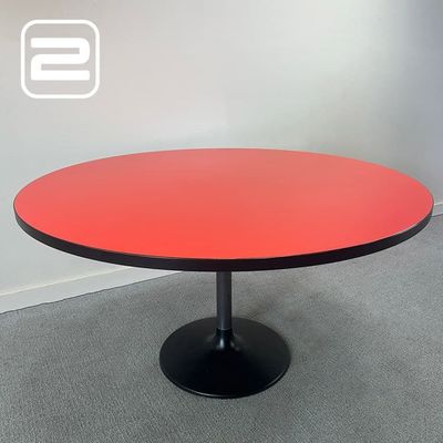 DIETIKER SWITZERLAND Ronde tafel BØ135xDØ135 - Rood Melamine / Zwart metaal Centrale poot DIETIKER SWITZERLAND Ronde tafel BØ135xDØ135 - Rood Melamine / Zwart metaal Centrale poot