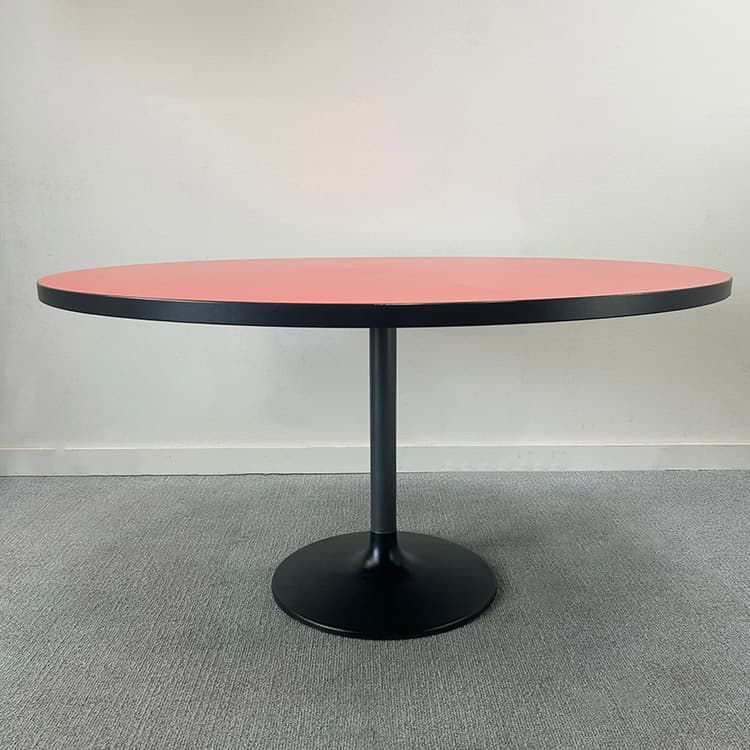 DIETIKER SWITZERLAND Ronde tafel BØ135xDØ135 - Rood Melamine / Zwart metaal Centrale poot
