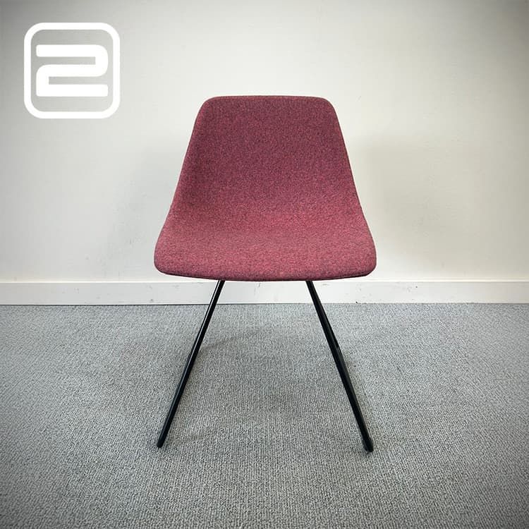 LAPALMA Miunn Kuipstoel - Rood Stof / Zwart Metaal Slede LAPALMA Miunn Kuipstoel - Rood Stof / Zwart Metaal Slede