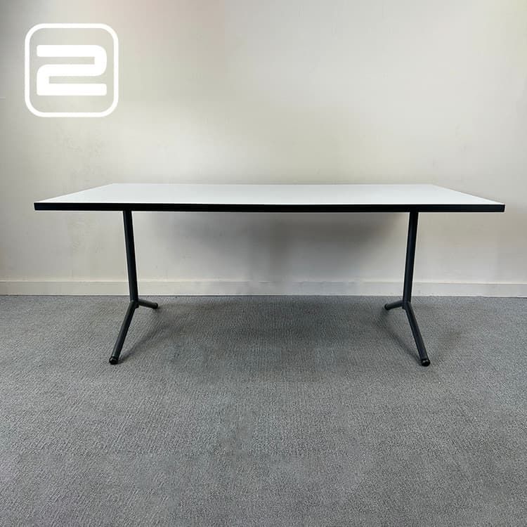 DIETIKER SWITZERLAND Tafel B180xD80 - Wit / Zwart Melamine / Zwart metaal Y-poot DIETIKER SWITZERLAND Tafel B180xD80 - Wit / Zwart Melamine / Zwart metaal Y-poot