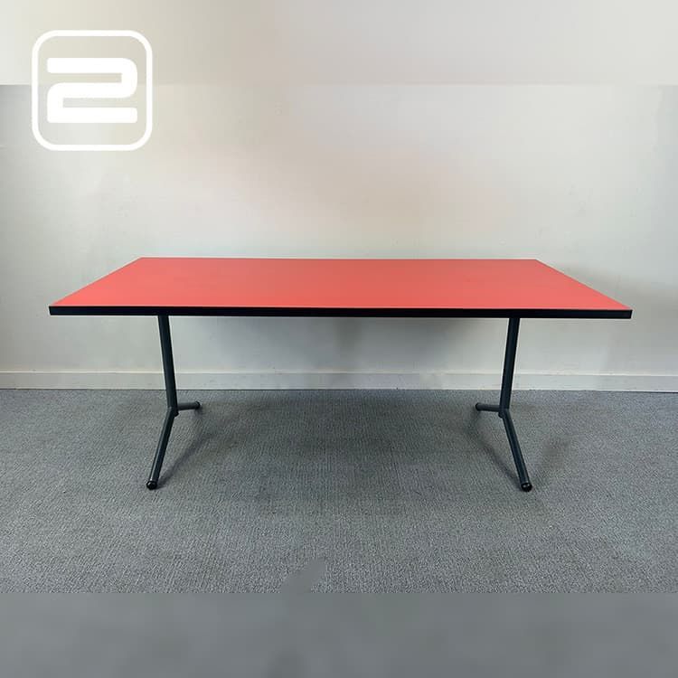 DIETIKER SWITZERLAND Tafel B180xD80 - Wit / Rood Melamine / Zwart metaal Y-poot DIETIKER SWITZERLAND Tafel B180xD80 - Wit / Rood Melamine / Zwart metaal Y-poot