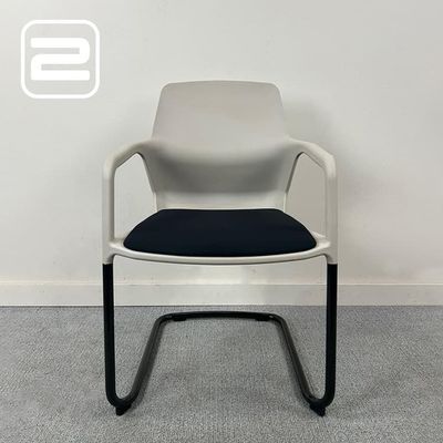 WILKHAHN Bezoekersstoel Stapelbaar - Wit / Zwart Kunststof / Zwart metaal Cantilever WILKHAHN Bezoekersstoel Stapelbaar - Wit / Zwart Kunststof / Zwart metaal Cantilever