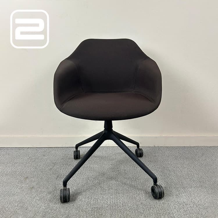 WILKHAHN Yonda Kuipstoel - Donkerbruin Stof / Zwart metaal Voetkr mt wielen