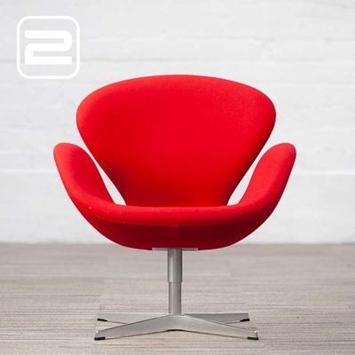 FRITZ HANSEN Swan Chair Lounge Chair draaibaar design by Arne Jacobsen - rood stof / alu FRITZ HANSEN Swan Chair Lounge Chair draaibaar design by Arne Jacobsen - rood stof / alu