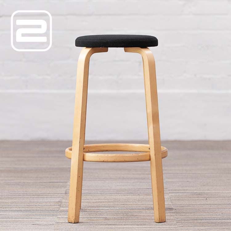 ARTEK Bar Stool 64 Barkruk by Alvar Aalto - Zwart Stof / Licht houten Vierpoot