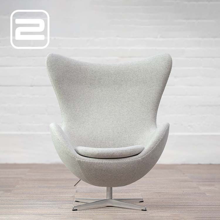 FRITZ HANSEN Egg Chair Armchair by Arne Jacobsen - Lichtgrijs Stof / Chrome Kruisvoet