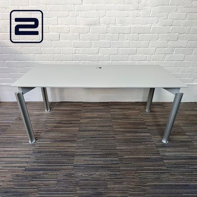 BULO H2O Serie 2 Bureau B180xD80xH62-82 - lichtgrijs hpl BULO H2O Serie 2 Bureau B180xD80xH62-82 - lichtgrijs hpl