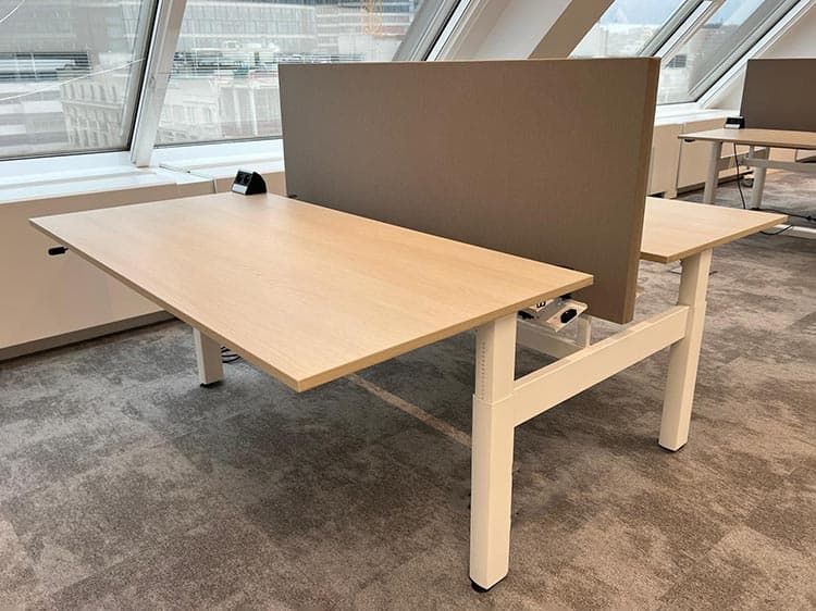 AHREND Four Two duo workbench B160xD170xH62-90 - Lichte Eik Melamine / Wit Metaal H-poot