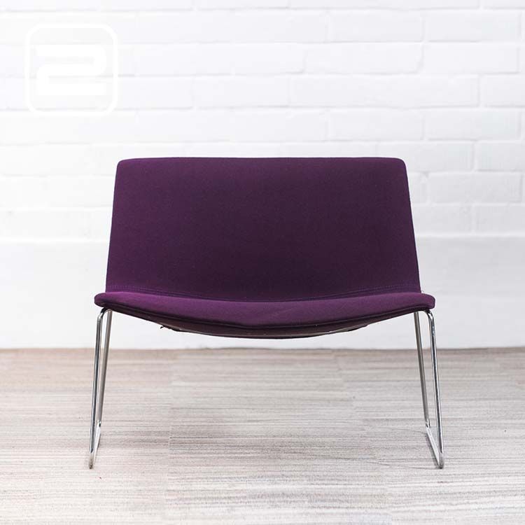 ARPER Catifa 80 Lounge Zetel design by Lievore Altherr Molina - paars vilt / chrome sledepoot
