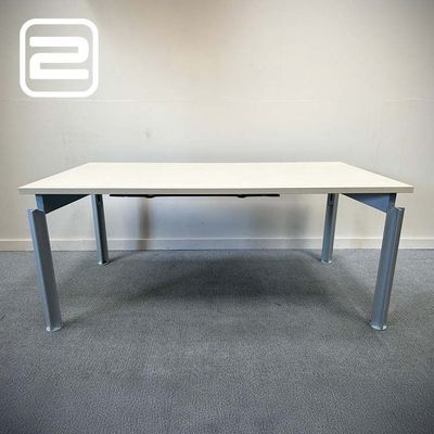 BULO H2O Serie 2 Bureau verstelbare B180xD90xH71-79 - esdoorn hout / alu vierpoot BULO H2O Serie 2 Bureau verstelbare B180xD90xH71-79 - esdoorn hout / alu vierpoot