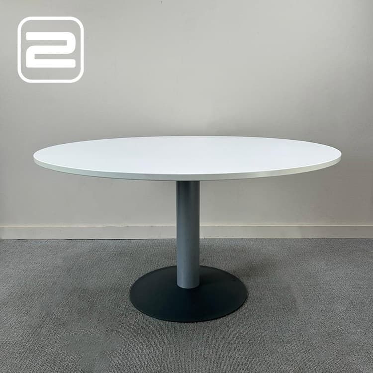KINNARPS Ronde tafel H73 - Wit Melamine / Grijs Metaal Centrale poot