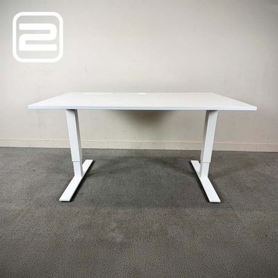 KINNARPS Bureau B140xD80xH62-85 - wit melamine / wit metaal t-poot KINNARPS Bureau B140xD80xH62-85 - wit melamine / wit metaal t-poot