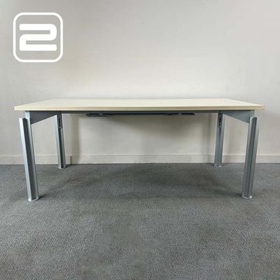 BULO Bureau B180xD80xH65-80 - licht hout melamine / metaal vierpoot