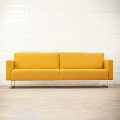 ARTIFORT Mare Zitbank 3-zit design by René Holten B235xD85xH80 - Oker geel Stof / Chrome Slede