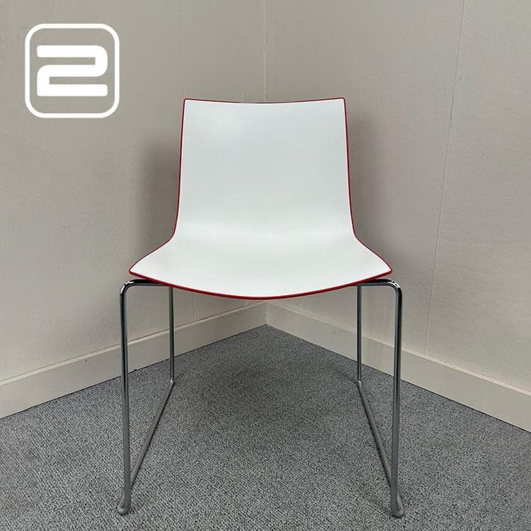 ARPER Kantinestoel - Wit / Rood Kunststof / Chrome Sledepoot