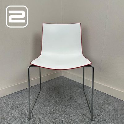 ARPER Kantinestoel - Wit / Rood Kunststof / Chrome Sledepoot