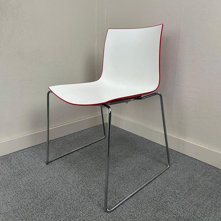 ARPER Kantinestoel stapelbaar - wit / rood kunststof / chrome sledepoot