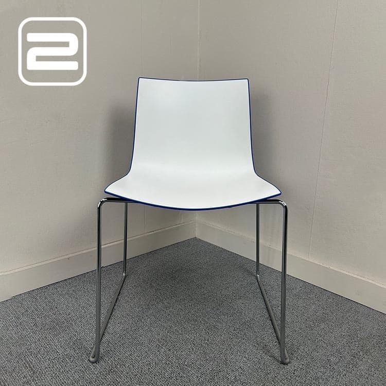 ARPER Kantinestoel - Wit / Blauw Kunststof / Chrome Sledepoot