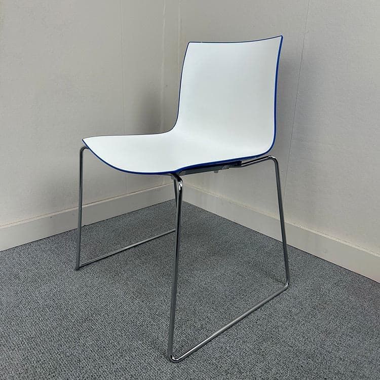 ARPER Kantinestoel stapelbaar - wit / blauw kunststof / chrome sledepoot