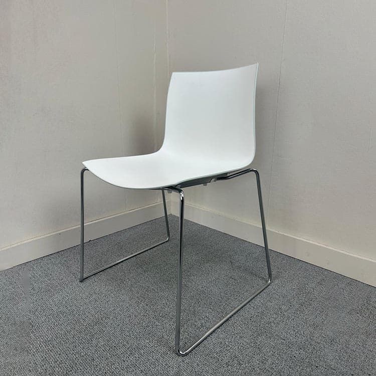 ARPER Kantinestoel stapelbaar - wit kunststof / chrome sledepoot