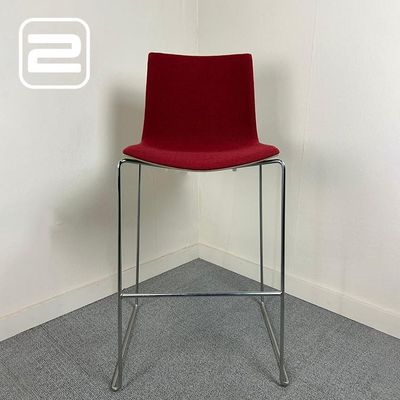 ARPER Kantinestoel - Rood Stof / Chrome Sledepoot