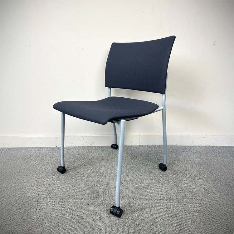 CASALA Feniks Kantinestoel Stapelbaar - Zwart Stof / Metaal Vierpot mt wielen