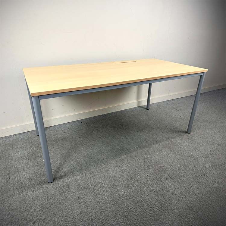 Bureau B160xD80xH74 - Hout Melamine / Metaal Vierpoot