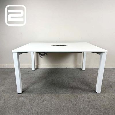 Bureau B140xD100xH75 - Wit Melamine / Wit metaal Vierpoot