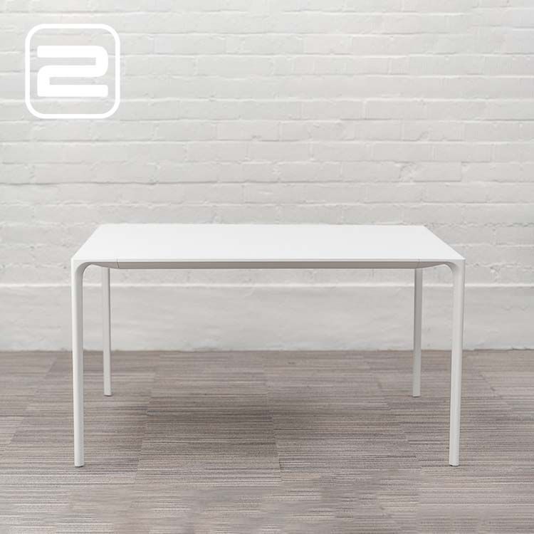 ARPER Nuur #0800 Vergadertafel design by Simon Pengelly B137xD137xH74 - wit laminaat fenix / wit alu vierpoot