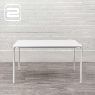 ARPER Nuur #0800 Vergadertafel design by Simon Pengelly B137xD137xH74 - wit laminaat fenix / wit alu vierpoot