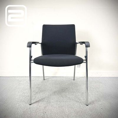 WILKHAHN Bezoekersstoel stapelbaar - zwart stof / chrome vierpoot