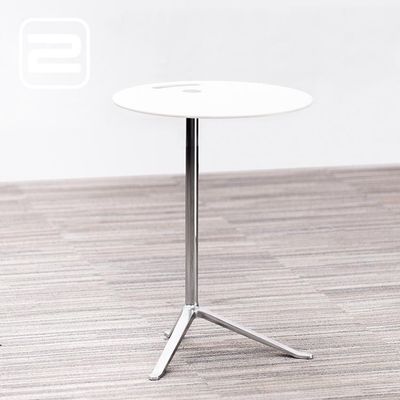 FRITZ HANSEN Little Friend KS12 Bijzettafel Rond design by Kasper Salto B45xD45xH60 - wit laminaat en chrome / chrome driepoot FRITZ HANSEN Little Friend KS12 Bijzettafel Rond design by Kasper Salto B45xD45xH60 - wit laminaat en chrome / chrome driepoot
