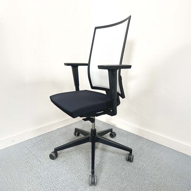 BENE B_Run Bureaustoel design by Justus Kolberg - zwart stof / wit mesh / zwart kunststof kruisvoet