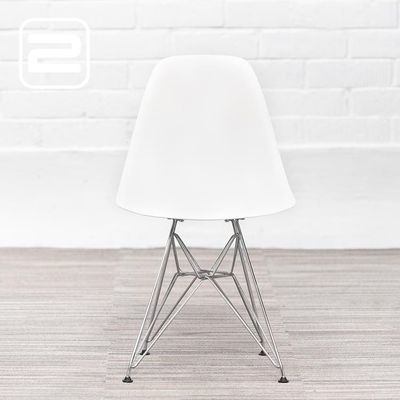 VITRA Eames Plastic Side Chair DSR Vergaderstoel design by Charles and Ray Eames - wit kunststof / chrome vierpoot VITRA Eames Plastic Side Chair DSR Vergaderstoel design by Charles and Ray Eames - wit kunststof / chrome vierpoot